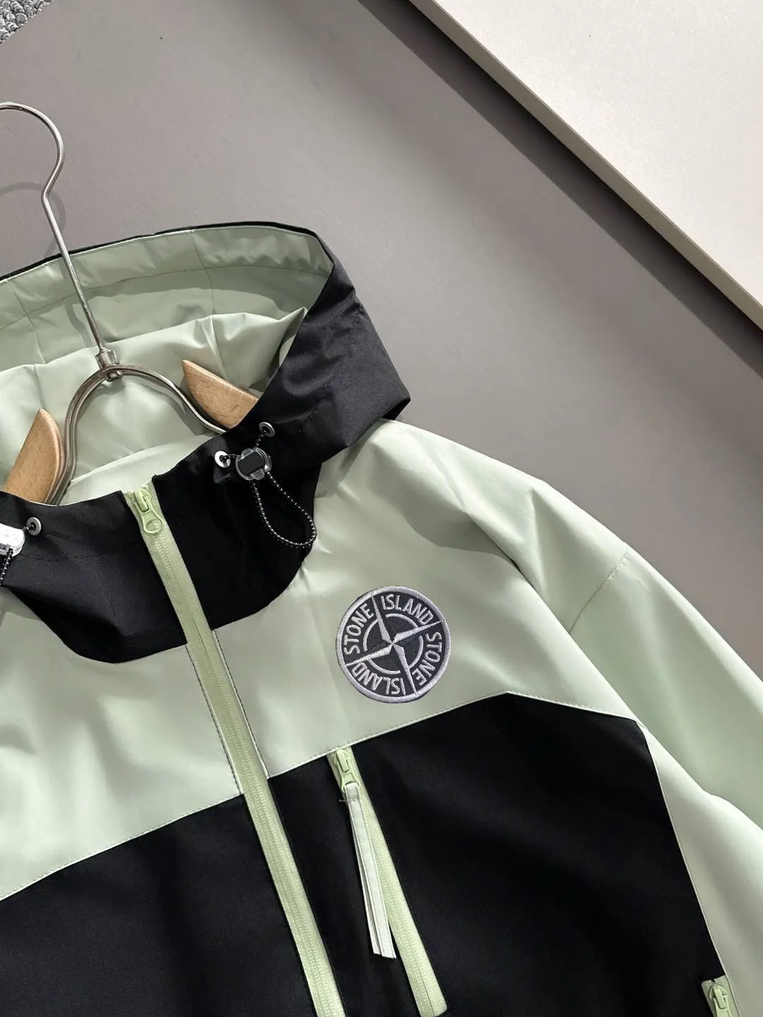 P460 Stone Island 2025 autumn latest zipper windbreaker jacket jacket. Complete with three standards, custom-dyed nylon fabric, overall casual and upscale. The fabric texture is relatively thin, very light, and comfortable on the upper body, suitable for early autumn and spring wear. Simple lines, customized hardware zippers, elegant and concise style, light and comfortable to wear, extremely urban luxury and low-key elegance, with a casual and lazy feeling, the upper body effect is very good, quite wide and stylish, natural drape, simple and elegant! Top luxury classic style items, gentle High-end, quiet but full of power, it perfectly conveys the brand's sense of trend and recognition. The upper body is super cool and stylish, and extremely luxurious, showing your rank, strength and taste from all aspects! The overall grade is even more obvious, the upper body is comfortable and unrestrained, and has a casual and loose effect. Size:S-2XL